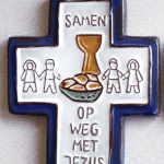Kruisje: Samen op weg met Jezus (gekleurd/blauw)