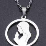 Maria hanger aan ketting