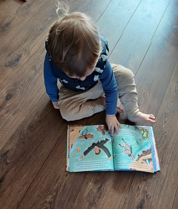 Kindje die boek leest